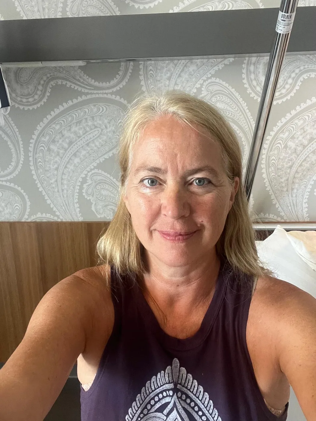 Maria in einem warmen Innenraum als ruhige Begleiterin.